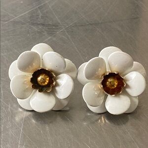 vintage Sarah Coventry "Snow White" white enamel flower clip earrings.